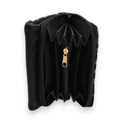 Schwarze Kompakt-Geldbörse mit Leopardenmuster, geöffnet, zeigt Reißverschluss und mehrere Fächer für Karten und Münzen