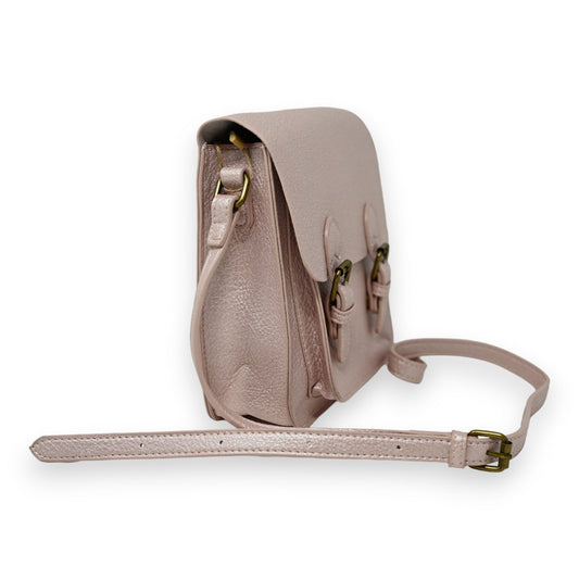 Metallic rosa Lederhandtasche mit Schultergurt, seitlicher Ansicht, Aktentaschen-Form und Messingschnallen