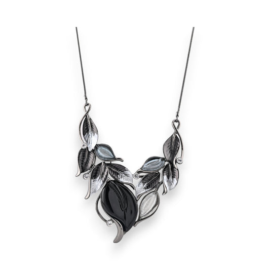 Elegante Halskette mit metallischen Blättern in Schwarz und Grau, verziert mit kleinen Kristallen, auf weißem Hintergrund