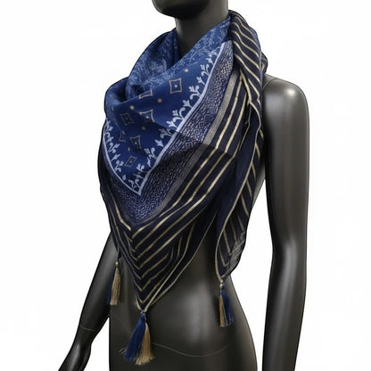 Foulard Moden Zentrum bleu et or en viscose avec motifs ethniques et pompons, porté sur un mannequin.