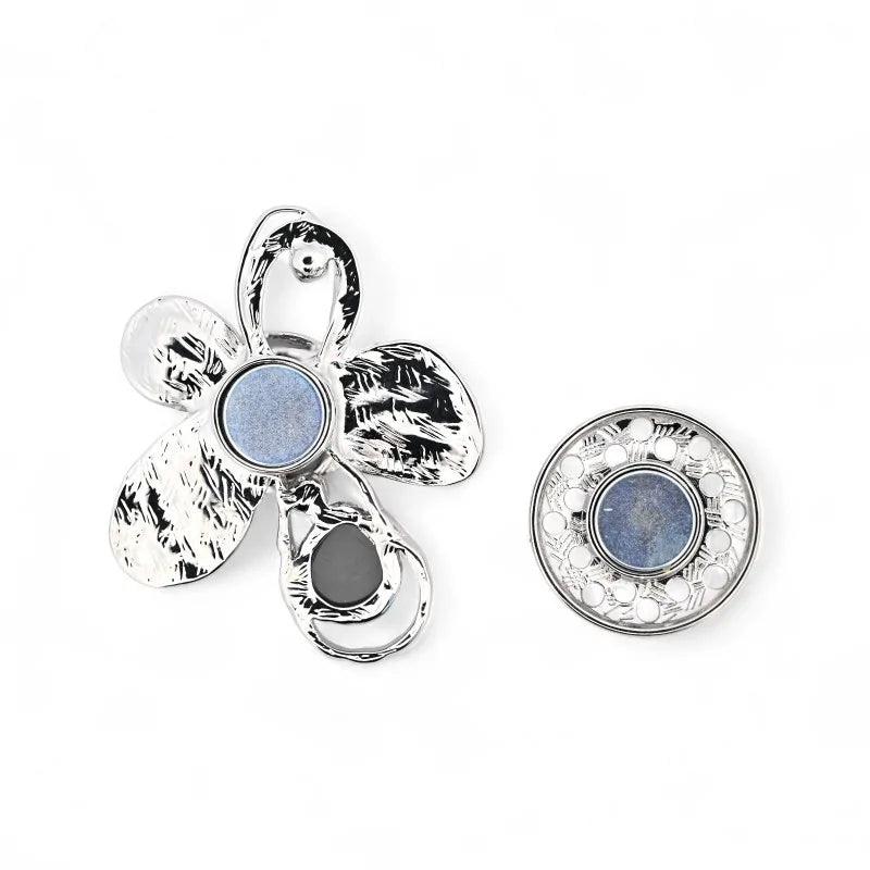 Moderne Blume mit multitexturierten grauen und silbernen Blütenblättern - raffinierte Design-Brosche