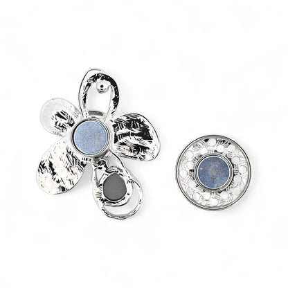 Moderne Blume mit multitexturierten grauen und silbernen Blütenblättern - raffinierte Design-Brosche