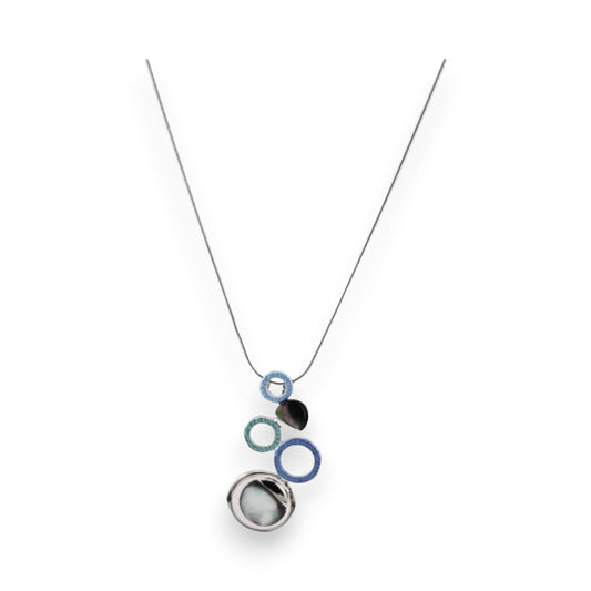 Moderne Halskette mit geometrischen Anhängern in Blau, Grün und Silber, abstrakte Kreisformen auf feiner Kette