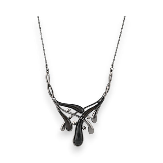 Elegante Halskette mit grau-schwarzem Anhänger, geschwungenes Design, Tropfenformen und Kugeln, an feiner Kette