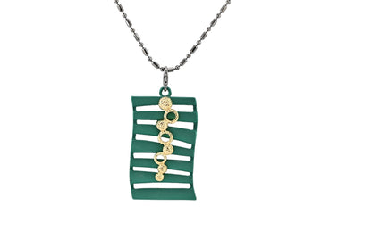 Moderne Halskette mit grünem Rechteck-Anhänger, goldenen Kreisen und silberner Kette, Ikita Design