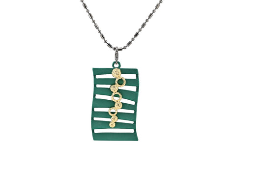 Moderne Halskette mit grünem Rechteck-Anhänger, goldenen Kreisen und silberner Kette, Ikita Design