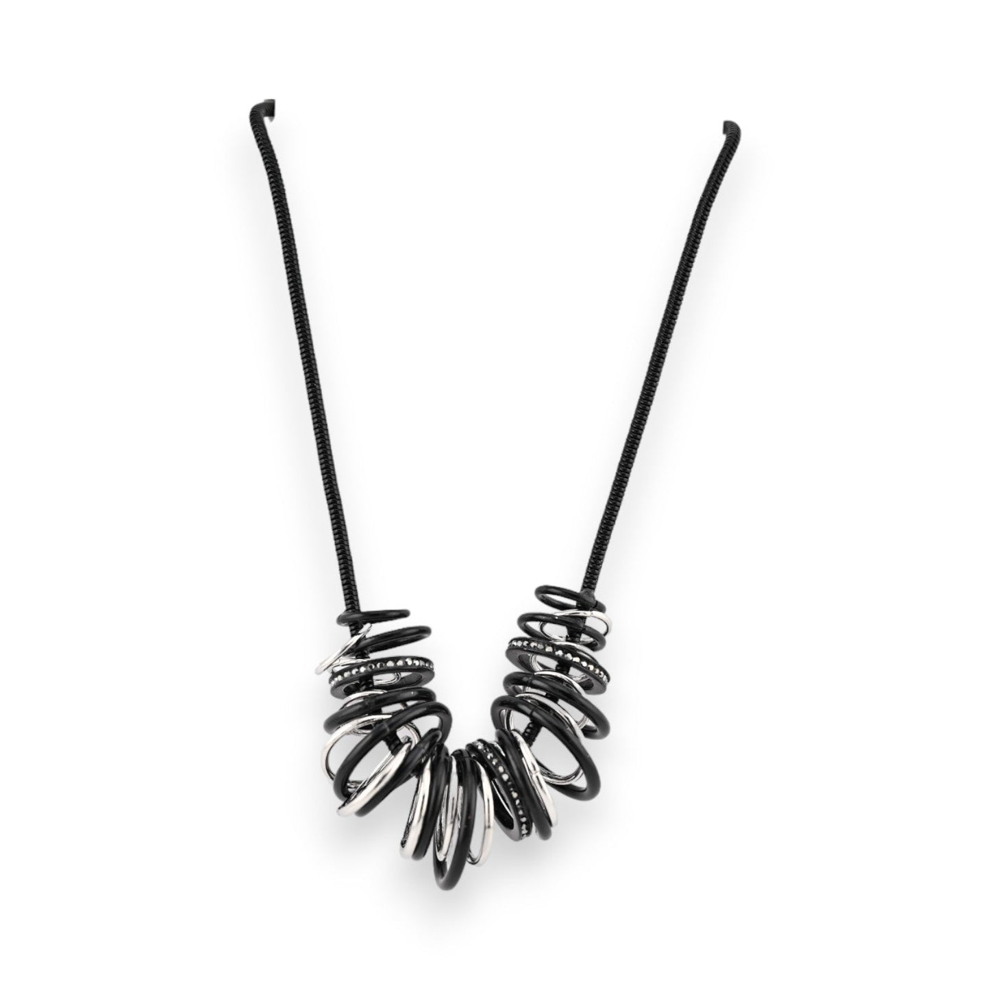 Moderne Halskette mit schwarzen und silbernen Ringen auf schwarzem Schnurband, minimalistisches Design von Belle Miss