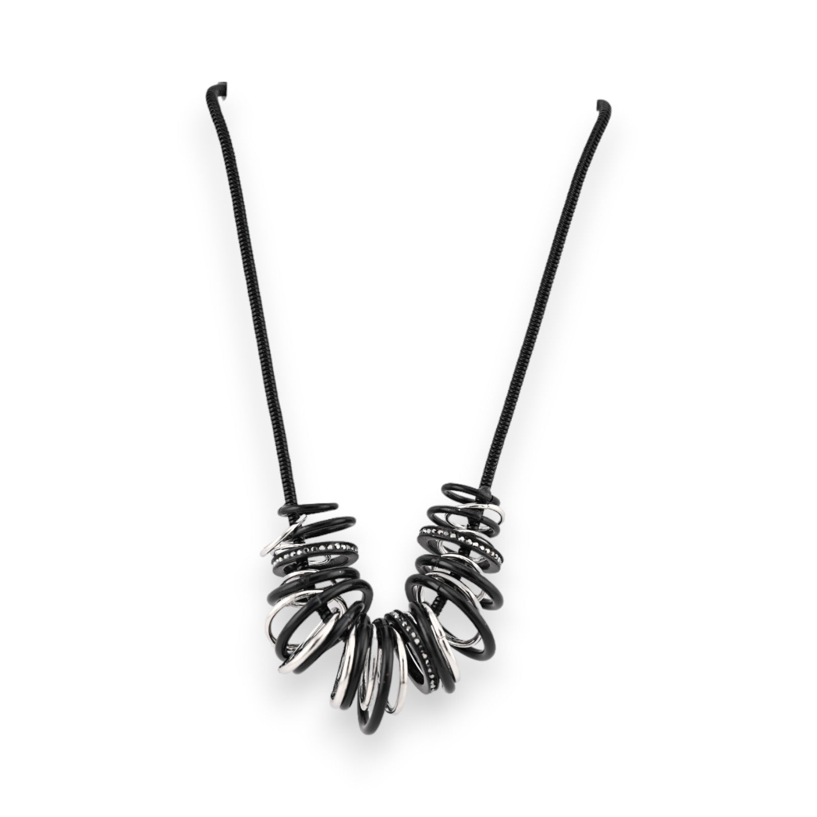Moderne Halskette mit schwarzen und silbernen Ringen auf schwarzem Schnurband, minimalistisches Design von Belle Miss