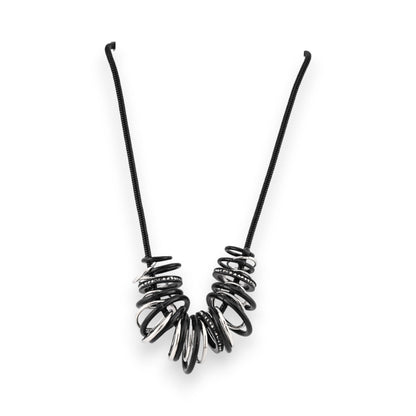 Moderne Halskette mit schwarzen und silbernen Ringen auf schwarzem Schnurband, minimalistisches Design von Belle Miss