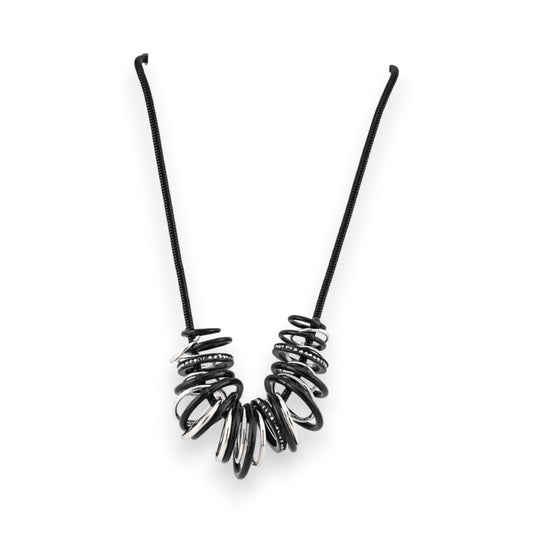 Moderne Halskette mit schwarzen und silbernen Ringen auf schwarzem Schnurband, minimalistisches Design von Belle Miss