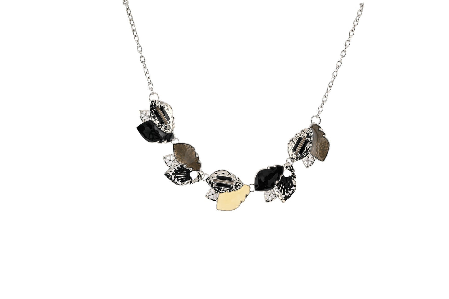 Elegante Halskette mit silbernen und schwarzen Blättern, dekorative Metallelemente in verschiedenen Formen und Farben