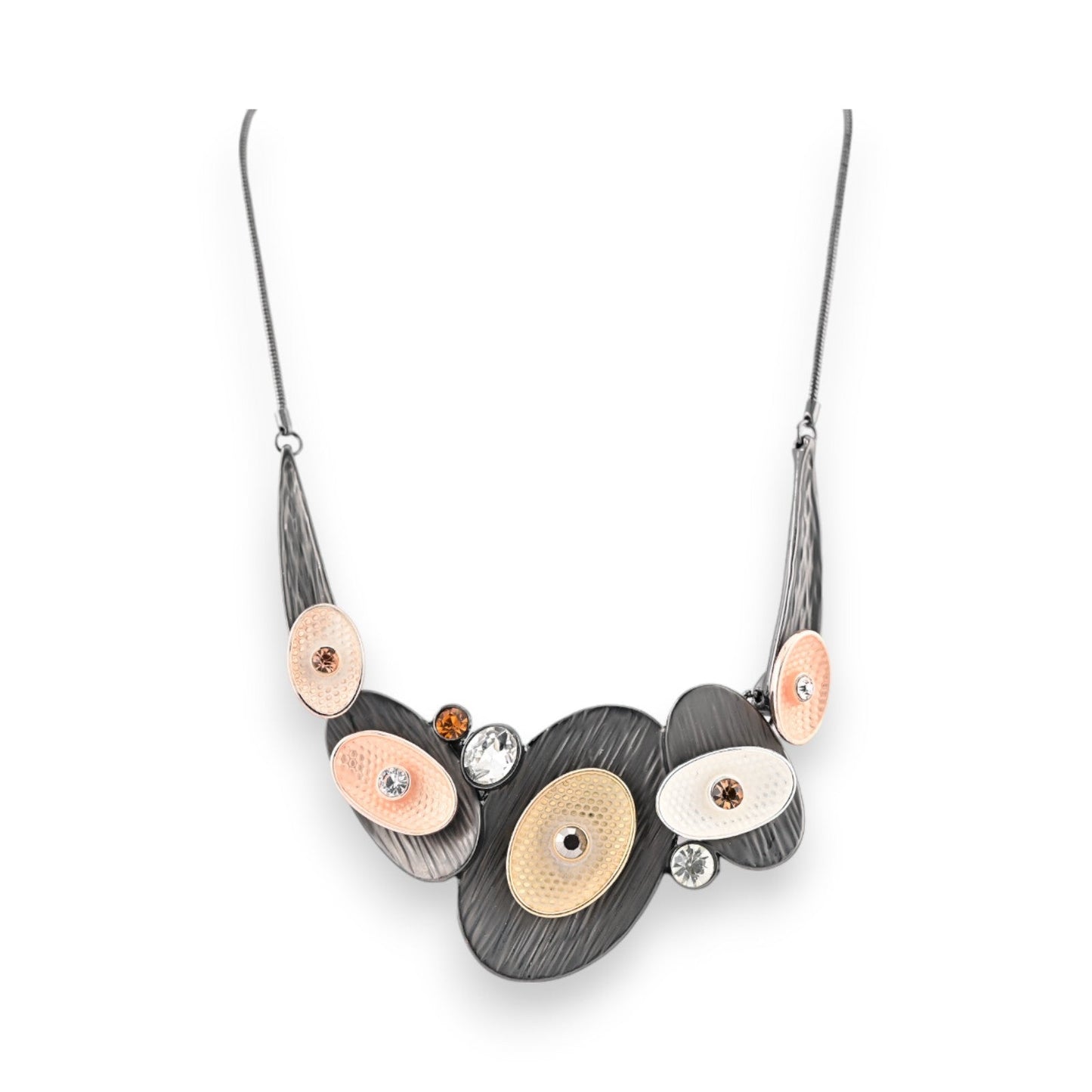 Modernes Collier mit ovalen Elementen in Grau, Beige und Rosa, verziert mit Kristallen auf einer silbernen Kette