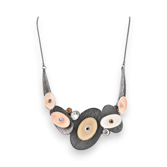 Modernes Collier mit ovalen Elementen in Grau, Beige und Rosa, verziert mit Kristallen auf einer silbernen Kette