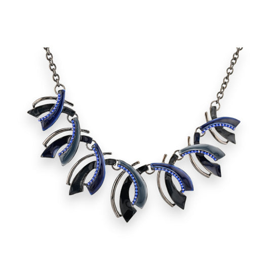 Elegante Halskette mit blau-silbernen Metallblättern und Strasssteinen, moderner Statement-Schmuck auf weißem Hintergrund