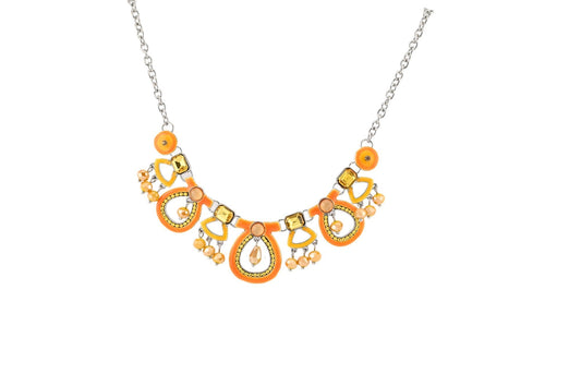 Modische Halskette mit orangefarbenen und gelben Ornamenten, Edelsteinen und Perlen an silberner Kette
