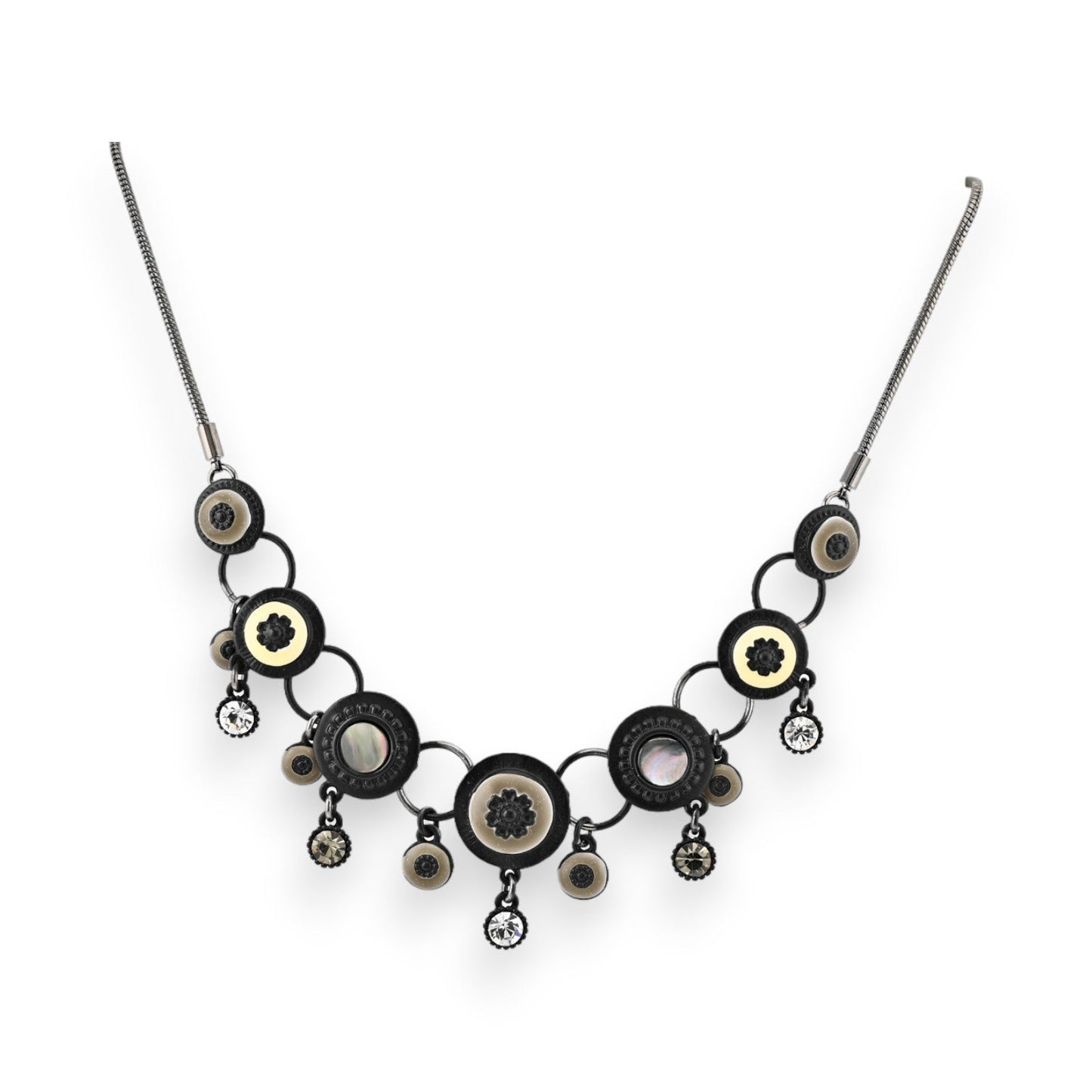 Elegante Halskette mit schwarzen und silbernen Kreisen, Perlmutt-Elementen und Kristallen an einer Metallkette