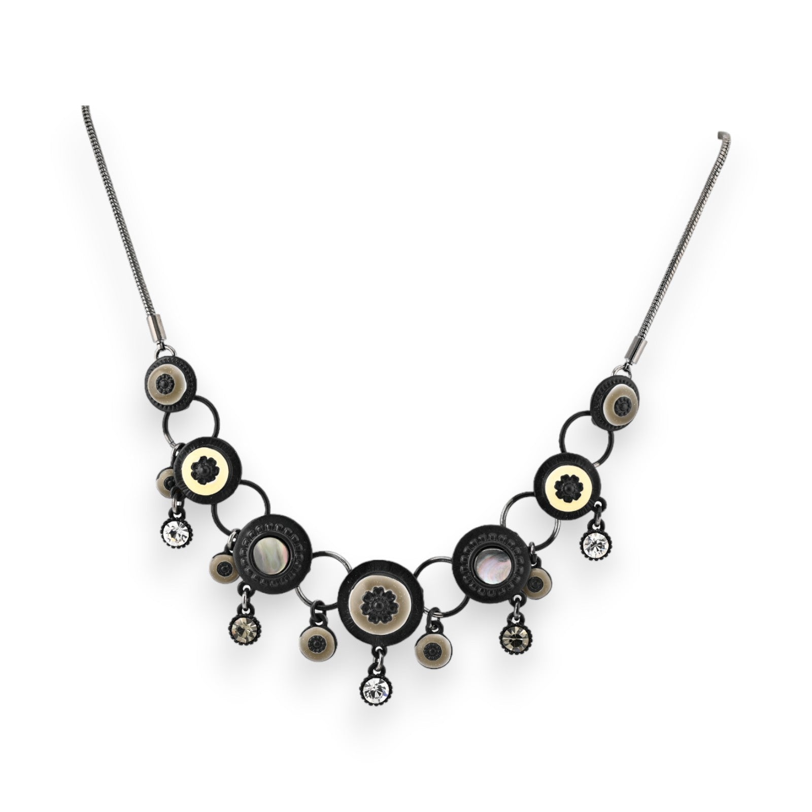 Elegante Halskette mit schwarzen und silbernen Kreisen, Perlmutt-Elementen und Kristallen an einer Metallkette