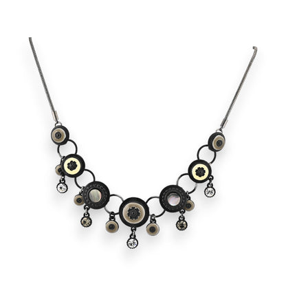 Elegante Halskette mit schwarzen und silbernen Kreisen, Perlmutt-Elementen und Kristallen an einer Metallkette