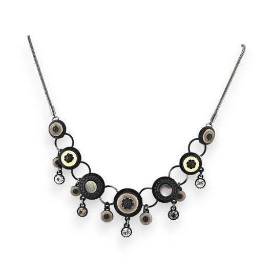 Elegante Halskette mit schwarzen und silbernen Kreisen, Perlmutt-Elementen und Kristallen an einer Metallkette