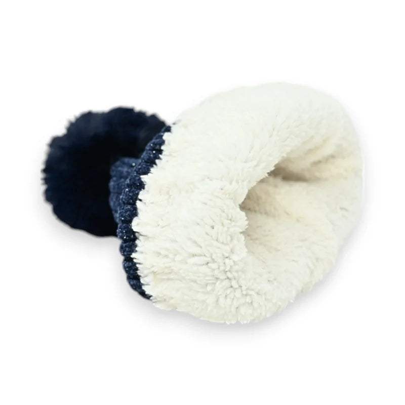 Marineblaue Cordsamt-Mütze mit weißem Fleecefutter und kuscheliger Bommel