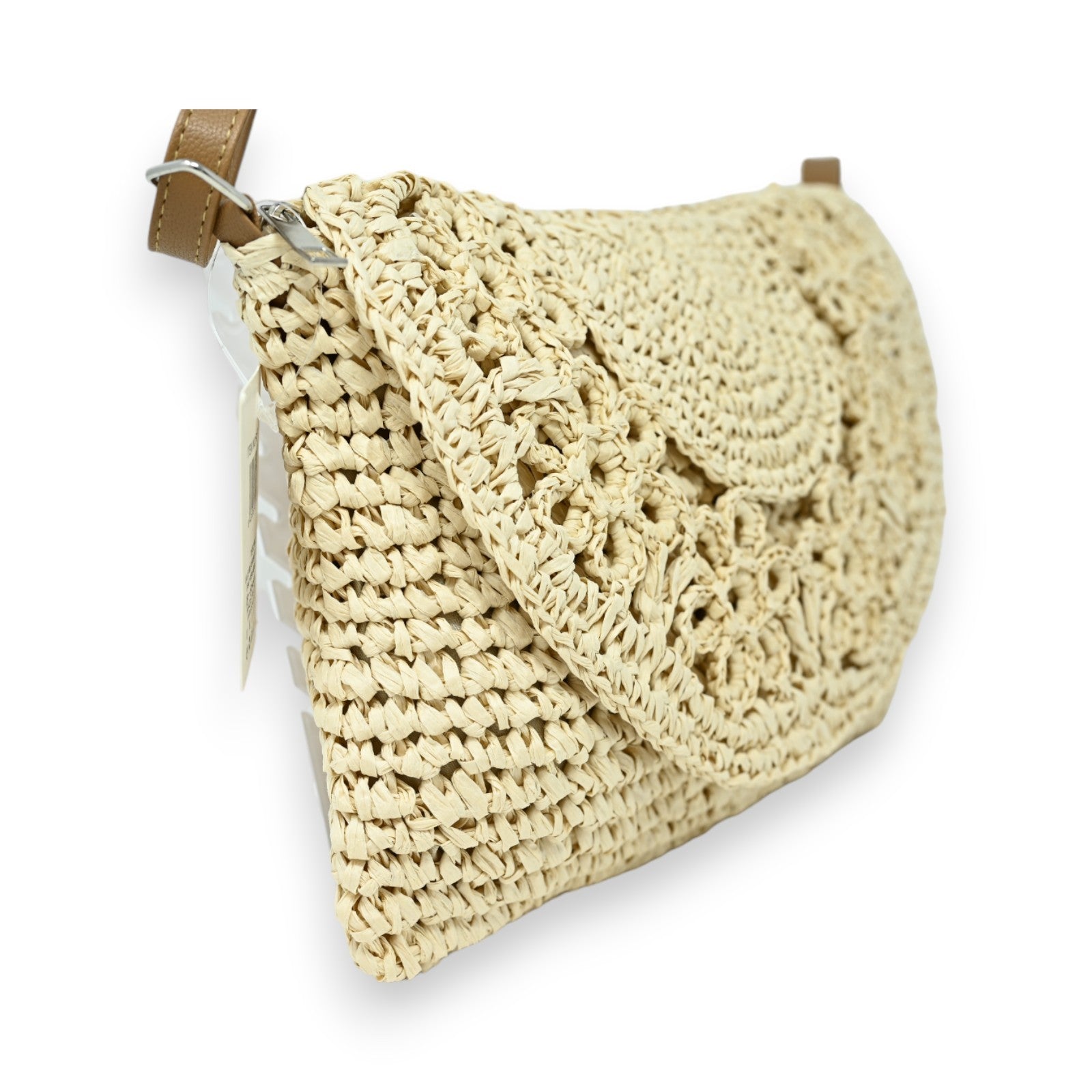 Handgefertigte beige Naturstroh Boho Umhängetasche mit gehäkeltem Muster und Lederriemen, sommerliche Strandtasche