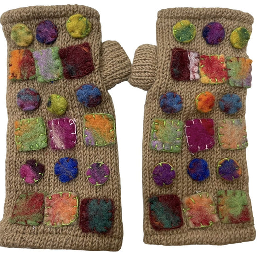 Nepalesische Wollhandschuhe in Camel mit bunten geometrischen Stickereien