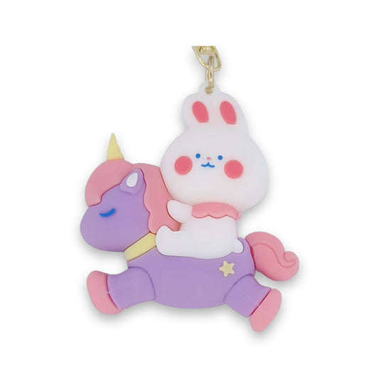 Niedlicher Schlüsselanhänger mit weißem Kaninchen auf lila Einhorn, pastellfarbenes Cartoon-Design, kawaii-Stil