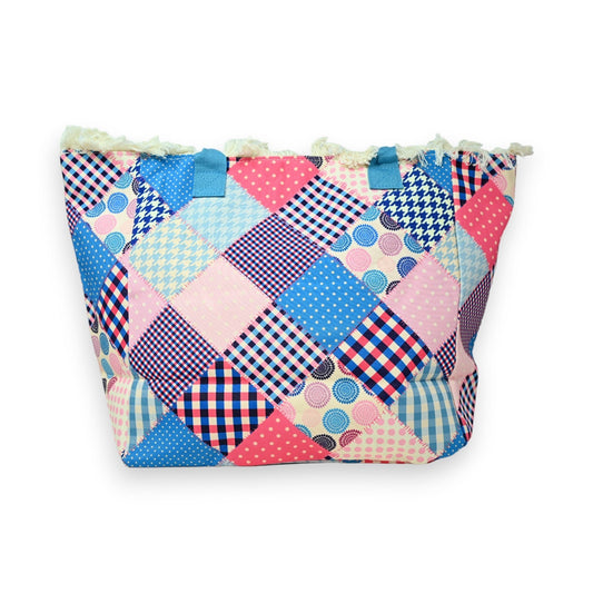 Bunte Nylon-Tragetasche mit Patchwork-Muster in Rosa und Blau, verschiedene Karos und Punkte, fröhliches Design