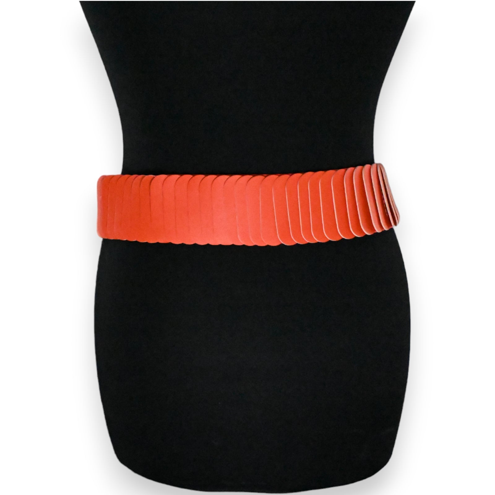 Elastischer orangefarbener Gürtel mit strukturiertem Design auf schwarzem Hintergrund, modisches Accessoire für Damen