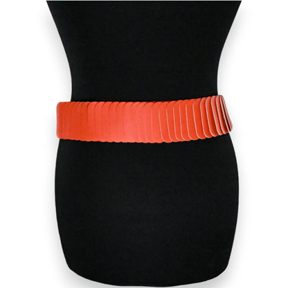 Elastischer orangefarbener Gürtel mit strukturiertem Design auf schwarzem Hintergrund, modisches Accessoire für Damen
