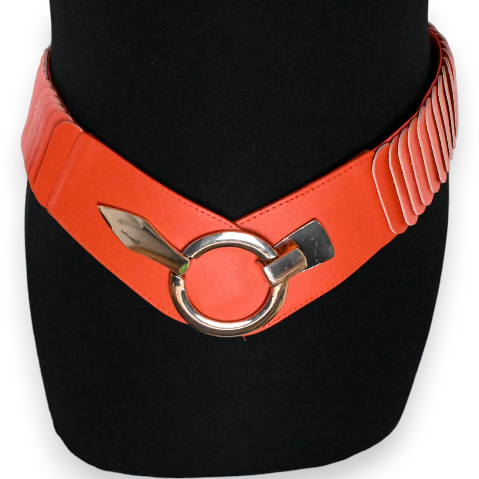 Orangefarbener elastischer Gürtel mit silbernem Ringverschluss auf schwarzem Hintergrund, modisches Accessoire