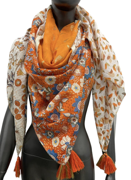 Quadratisches Patchwork-Tuch mit orangefarbenen Flecken und Blumen bedruckt