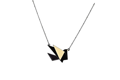Moderne Origami-Halskette: Stilisierter Schmetterling aus schwarzen und cremefarbenen geometrischen Formen an feiner Kette