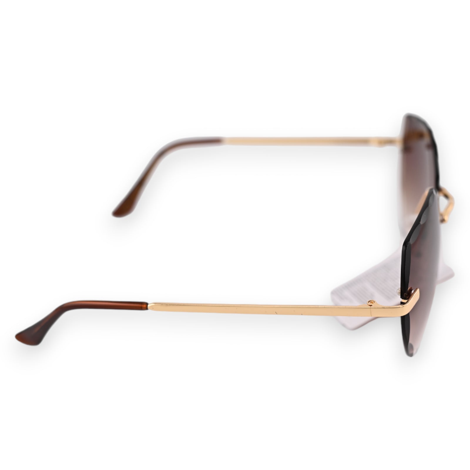 Elegante Sonnenbrille mit ovalen, braun getönten Gläsern und goldenen Bügeln auf weißem Hintergrund