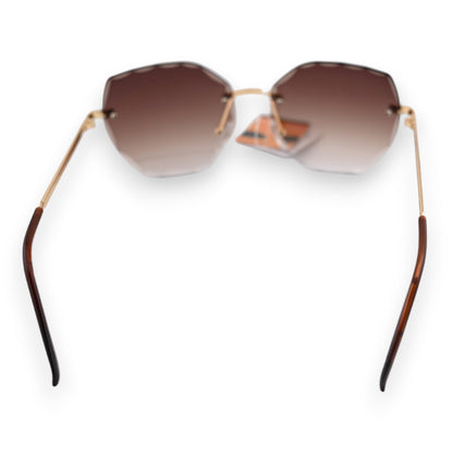 Sonnenbrille mit ovalförmigen, braun getönten Gläsern, goldenem Rahmen und braunen Bügeln auf weißem Hintergrund