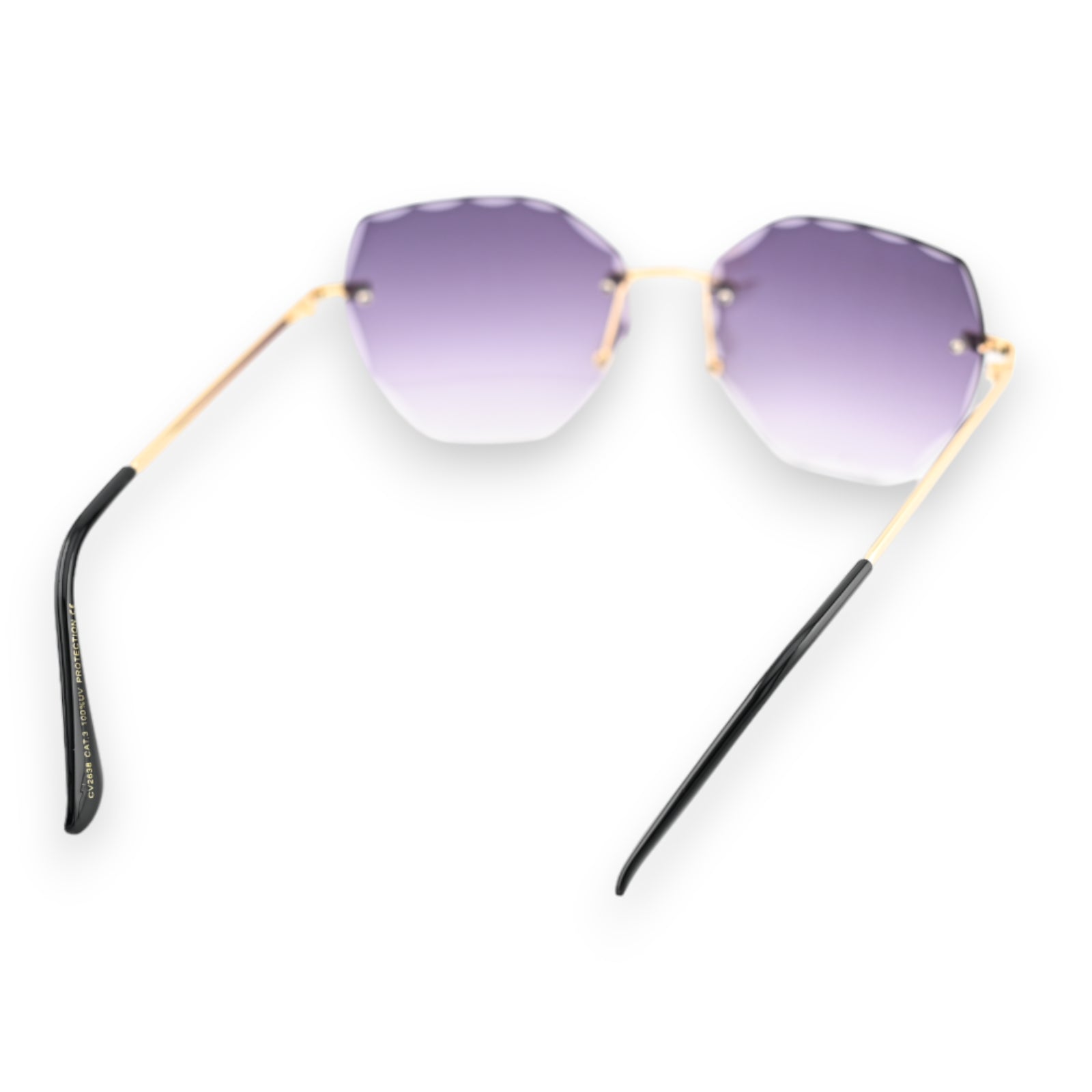 Elegante Sonnenbrille mit ovalen, violett getönten Gläsern, goldenem Rahmen und schwarzen Bügeln auf weißem Hintergrund