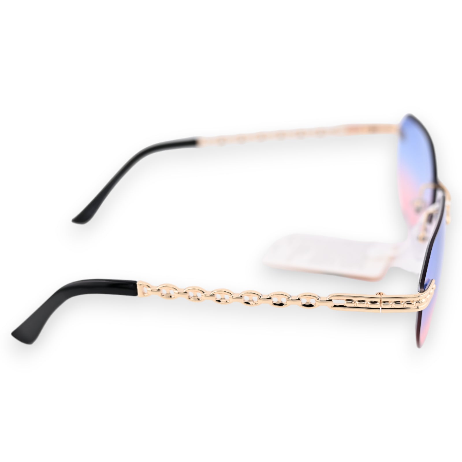 Ovale Sonnenbrille mit rosa-blau verlaufenden Gläsern, goldenem Rahmen und dekorativer Kettenverzierung am Bügel