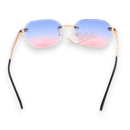 Ovale Sonnenbrille mit farbverlaufenden Gläsern in Blau und Rosa, goldfarbenen Bügeln und schwarzen Enden