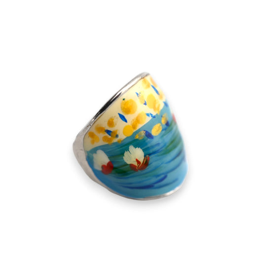 Ovaler Silberring mit handgemalter Blumen- und Wasserlandschaft in Blau, Gelb und Rot, kunstvoller Schmuck