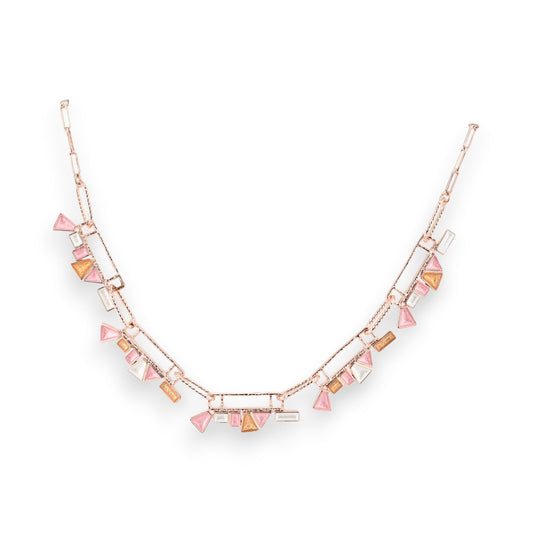 Rosegoldene Halskette mit pastellfarbenen geometrischen Anhängern in Rosa, Gold und Weiß auf weißem Hintergrund