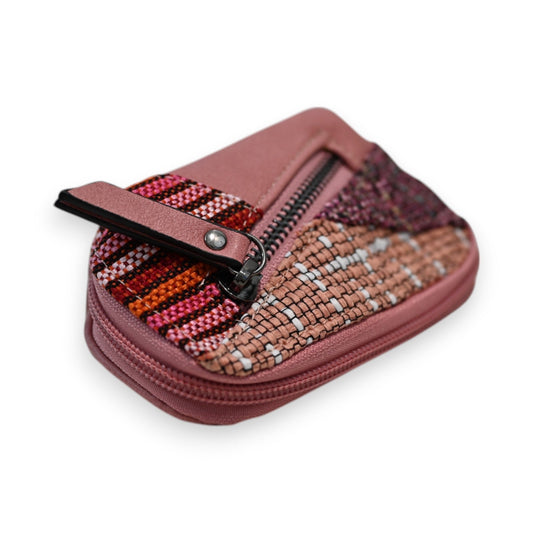 Patchwork-Geldbörse in Rosa mit buntem Stoffmuster, Reißverschluss und Lederdetails, handgefertigt, Marke Mélanie Paris