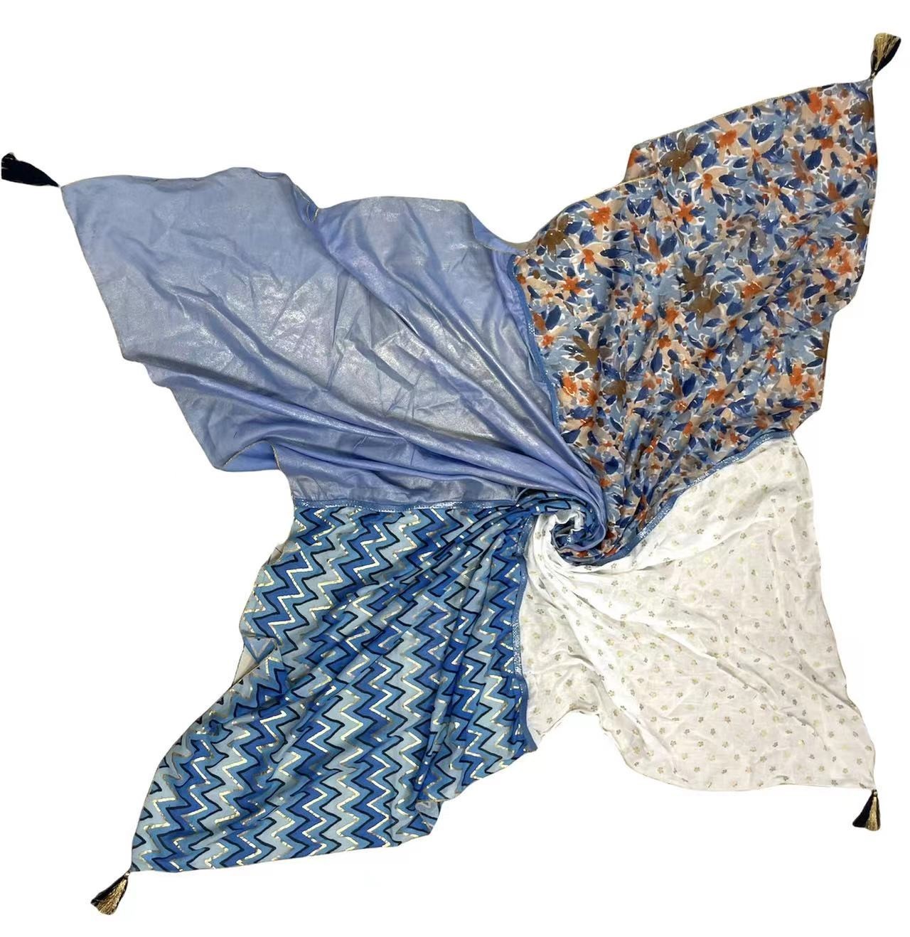 Quadratisches Patchwork-Tuch mit Blumen- und Zick-Zack-Muster, blau-weiß-orange Farbkombination, Quasten an den Ecken