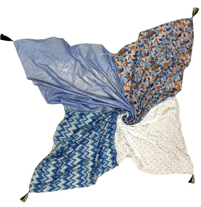 Quadratisches Patchwork-Tuch mit Blumen- und Zick-Zack-Muster, blau-weiß-orange Farbkombination, Quasten an den Ecken