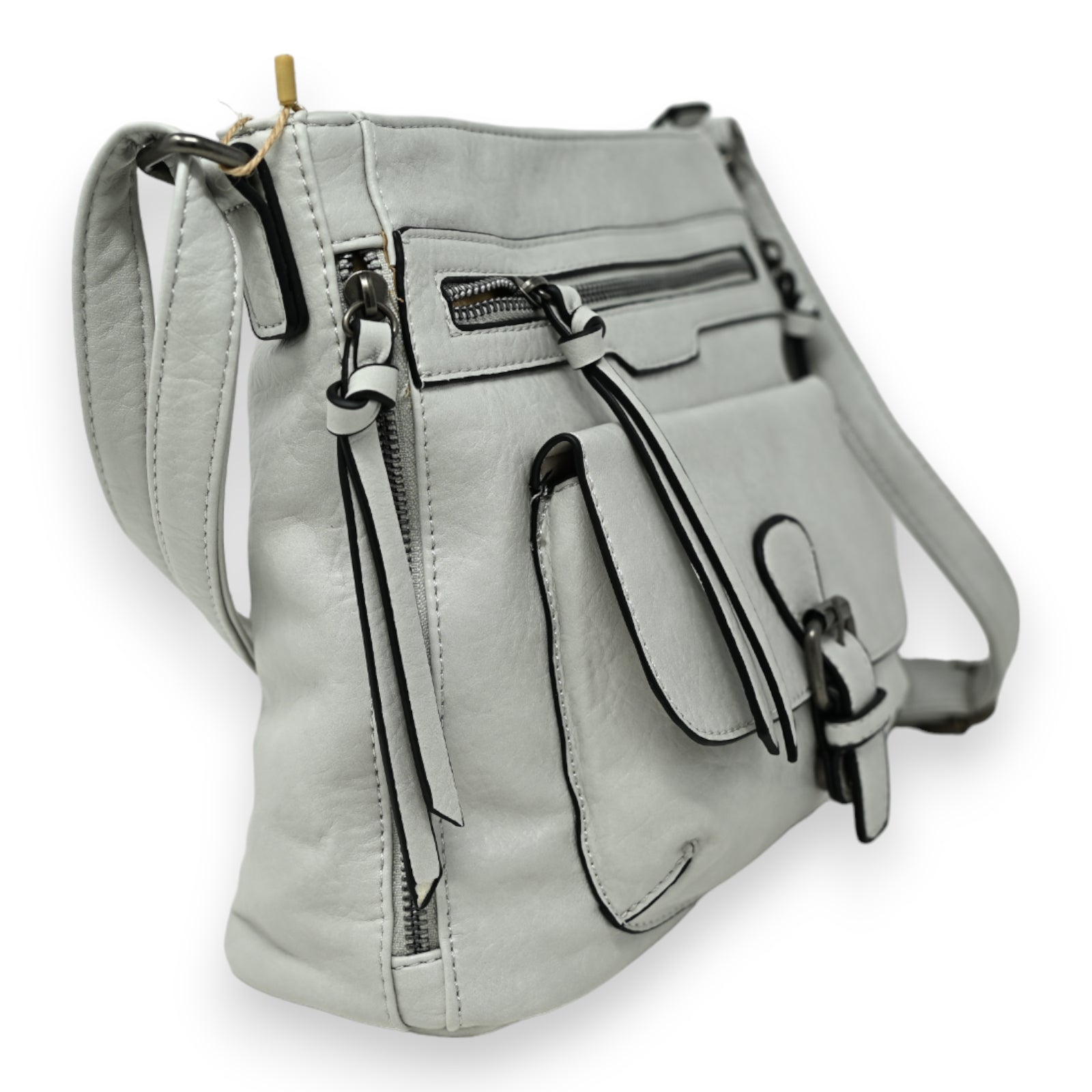 Perlengraue Leder-Umhängetasche mit mehreren Reißverschlusstaschen, Riemen und dekorativen Schnallen auf weißem Hintergrund