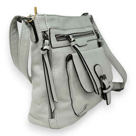 Perlengraue Leder-Umhängetasche mit mehreren Reißverschlusstaschen, Riemen und dekorativen Schnallen auf weißem Hintergrund