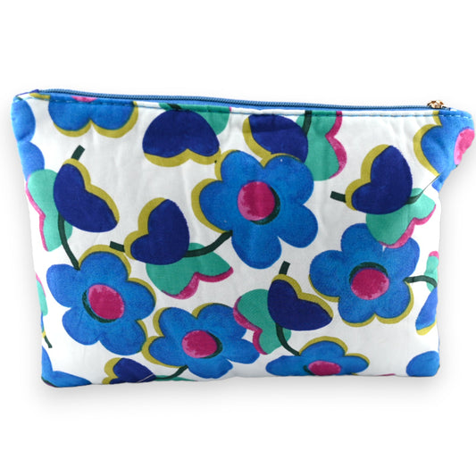 Bunte Kosmetiktasche mit floralem Muster, blaue Blumen und grüne Blätter auf weißem Grund, Reißverschluss