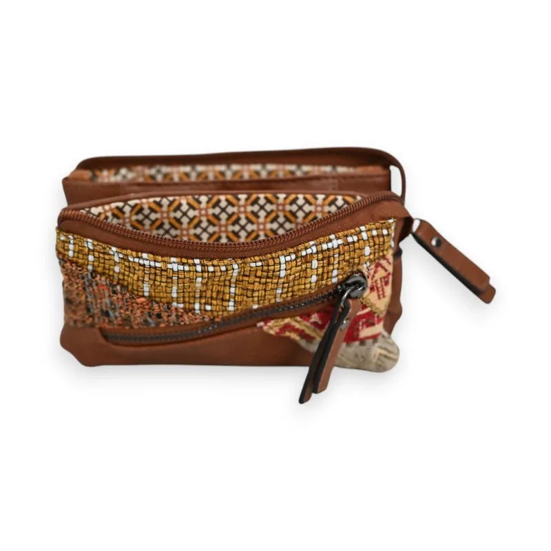 Patchwork-Geldbörse in Kamelfarbe aus Leder mit geometrischen Mustern und Perlen, Mélanie Paris