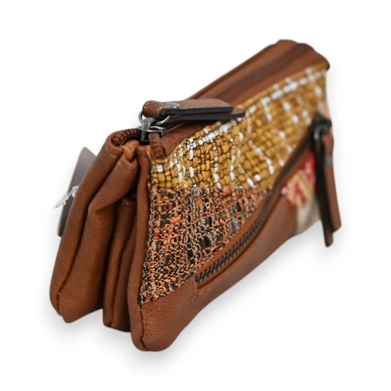 Patchwork-Portemonnaie aus kamelfarbenem Leder mit goldenen Details, Seitenansicht, Mélanie Paris