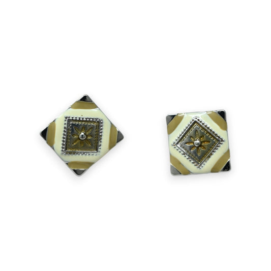 Quadratische Ohrclips mit geometrischem Muster in Beige und Gold, verziert mit einer detaillierten Blume im Zentrum