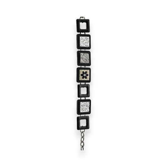 Modischer Armreif mit quadratischen Elementen in Schwarz und Silber, glitzernden Akzenten und einem Blumenmotiv